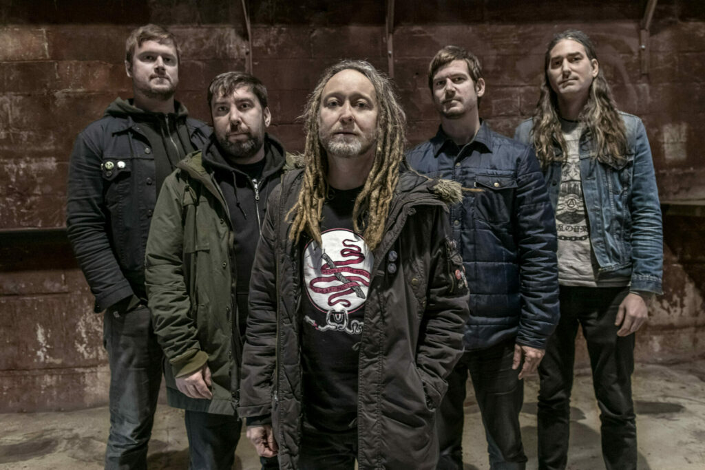 Die Band blickt stehend in die Kamera - Credit Josh Casino